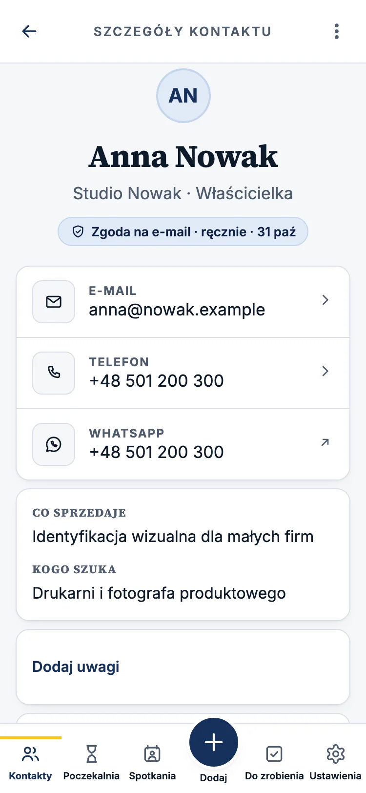 Ekran aplikacji: karta kontaktu Anna Nowak ze Studia Nowak, z zapisaną zgodą na e-mail, adresem, telefonem oraz polami „Co sprzedaje” i „Kogo szuka”.